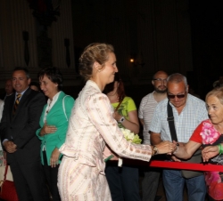 Doña Elena saluda a los feligreses que se encontraban en la Basílica del Pilar.